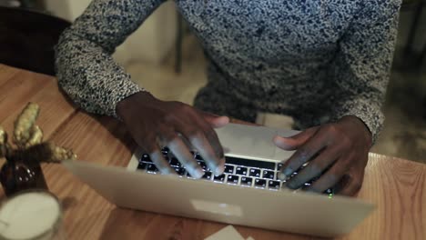 Afroamerikanischer-Mann-Benutzt-Laptop-Im-Café